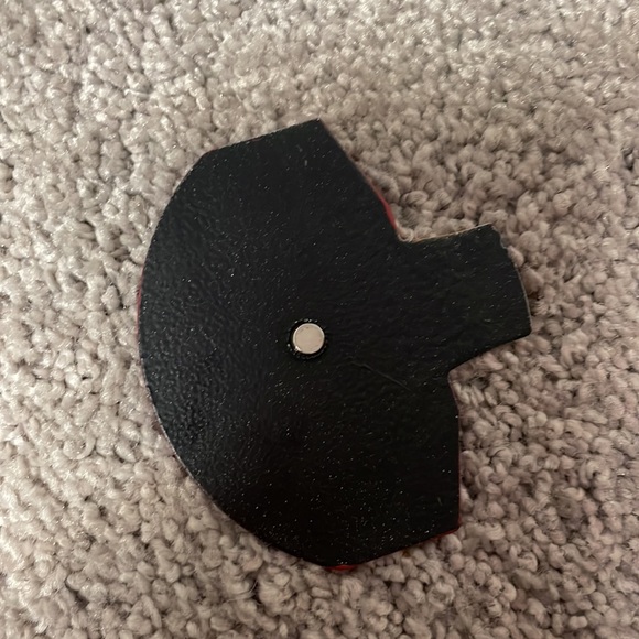 Demdaco red metal bin with 6 magnets(basketball, soccer ball/shoe, net, 2 stars) - Picture 7 of 8